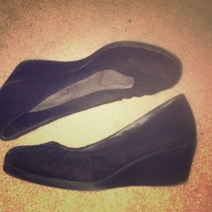 Black wedges